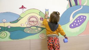 Фрагмент росписи стены в Студии Детского Развития "Домик под Холмом"