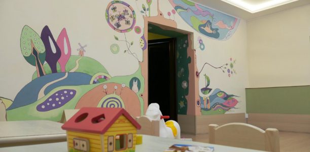 Художественная роспись стены в студии детского развития «Домик под Холмом»